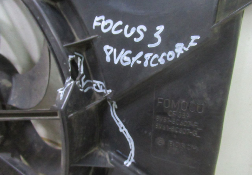 Диффузор + вентилятор охлаждения Ford Focus 3 oem 8V618C607F (скл-3)