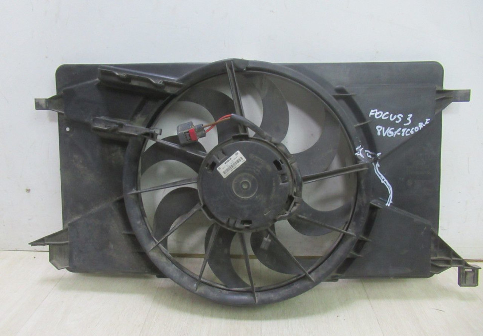 Диффузор + вентилятор охлаждения Ford Focus 3 oem 8V618C607F (скл-3)