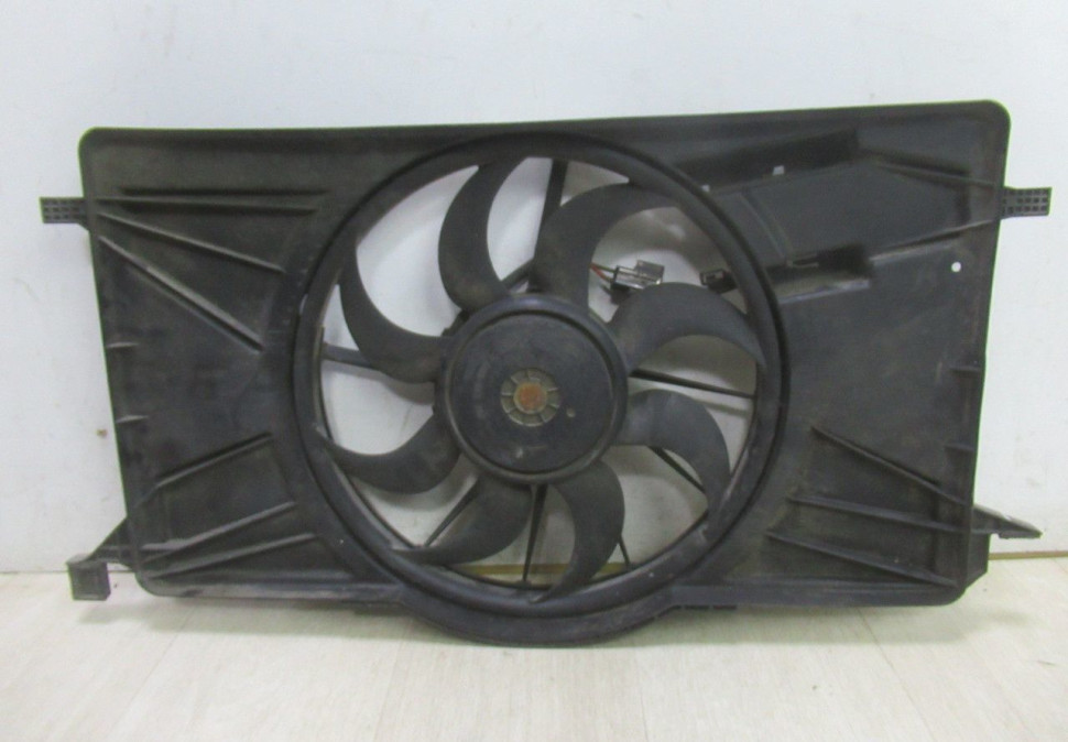 Диффузор + вентилятор охлаждения Ford Focus 3 oem 8V618C607F (скл-3) Диффузор + вентилятор охлаждения Ford Focus 3 oem 8V618C607F (скл-3)