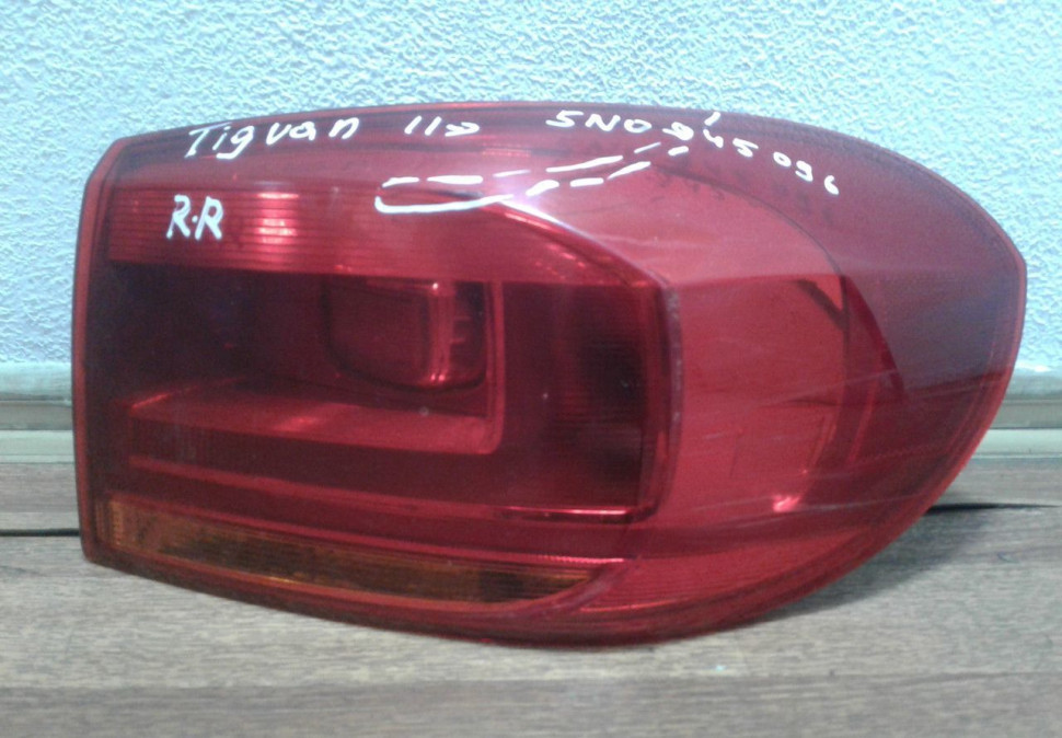 Фонарь правый Volkswagen Tiguan (11>) (трещина) oem 5N0945096