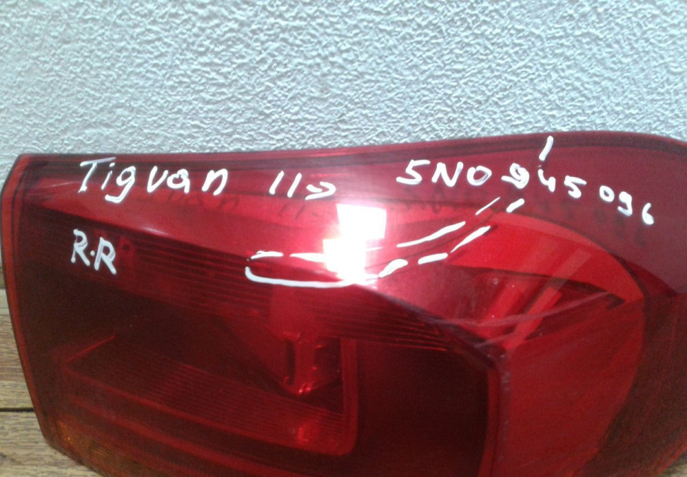 Фонарь правый Volkswagen Tiguan (11>) (трещина) oem 5N0945096 Фонарь правый Volkswagen Tiguan (11>) (трещина) oem 5N0945096