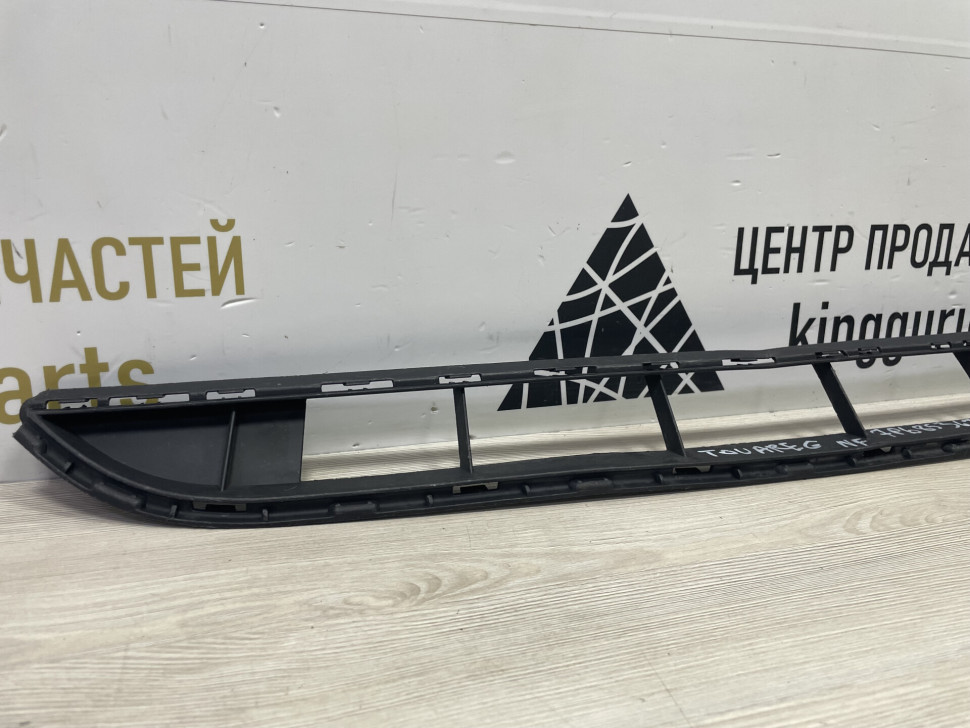 Решётка спойлера Volkswagen Touareg NF с трещиной oem 7p6853673 Решётка спойлера Volkswagen Touareg NF с трещиной oem 7p6853673