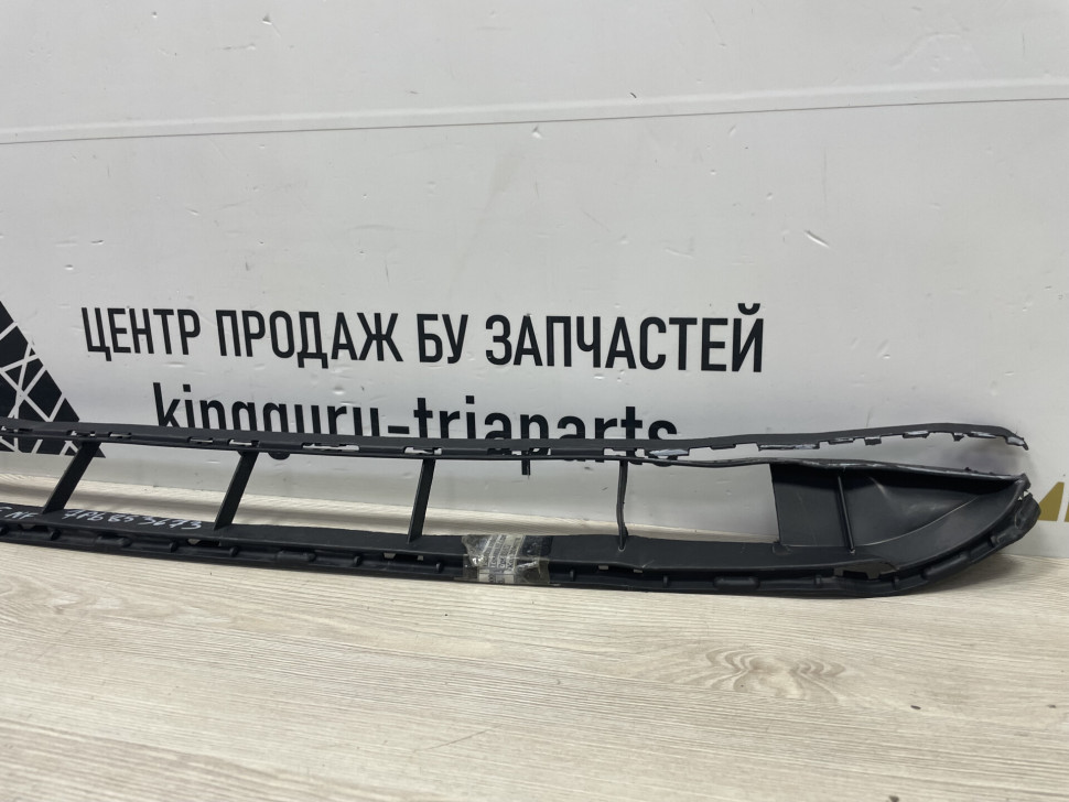 Решётка спойлера Volkswagen Touareg NF с трещиной oem 7p6853673 Решётка спойлера Volkswagen Touareg NF с трещиной oem 7p6853673