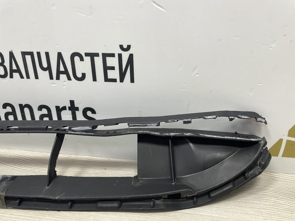 Решётка спойлера Volkswagen Touareg NF с трещиной oem 7p6853673 Решётка спойлера Volkswagen Touareg NF с трещиной oem 7p6853673