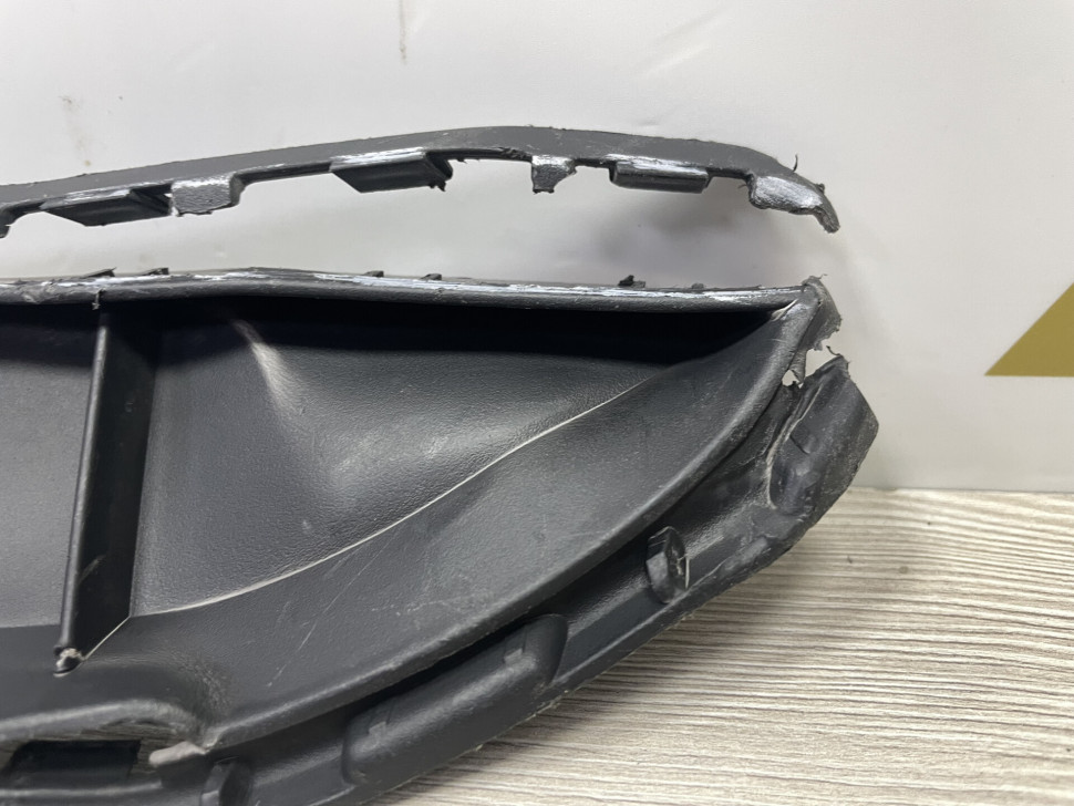 Решётка спойлера Volkswagen Touareg NF с трещиной oem 7p6853673 Решётка спойлера Volkswagen Touareg NF с трещиной oem 7p6853673