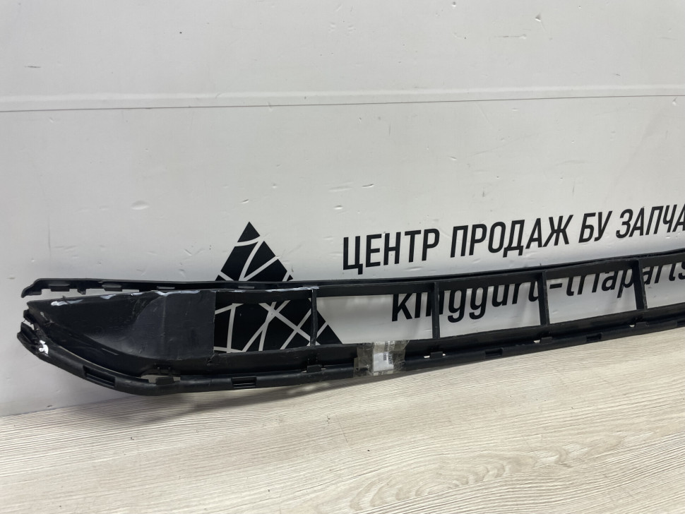 Решётка спойлера Volkswagen Touareg NF с трещиной oem 7p6853673 Решётка спойлера Volkswagen Touareg NF с трещиной oem 7p6853673