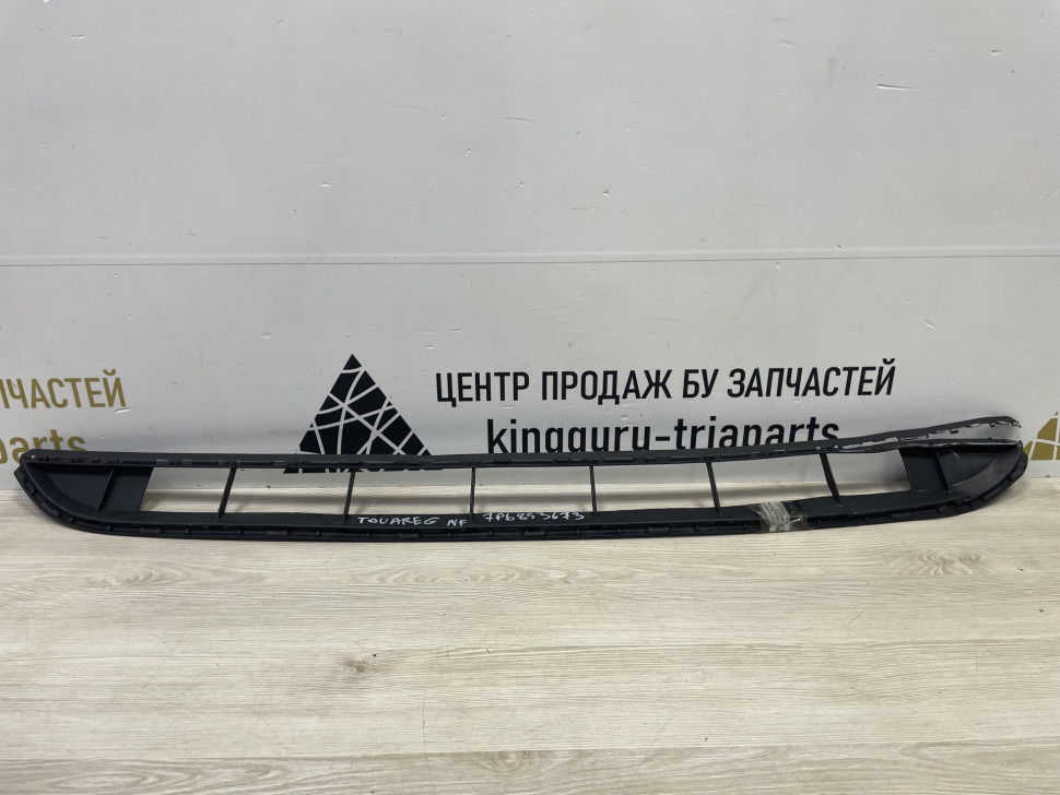 Решётка спойлера Volkswagen Touareg NF с трещиной oem 7p6853673