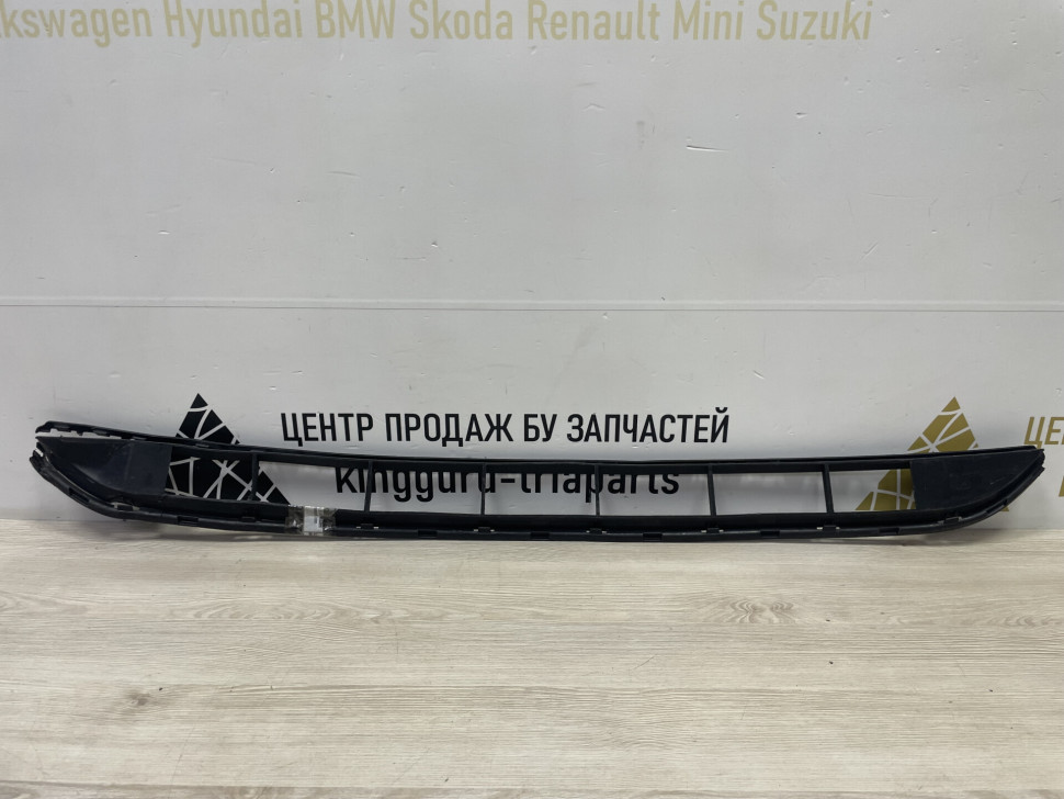 Решётка спойлера Volkswagen Touareg NF с трещиной oem 7p6853673