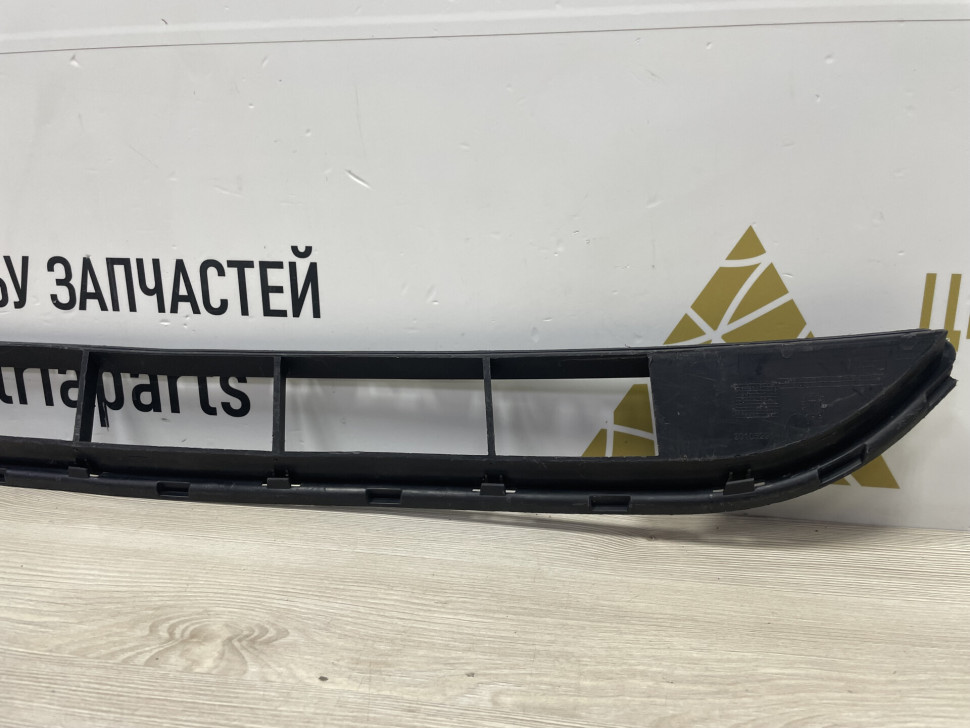 Решётка спойлера Volkswagen Touareg NF с трещиной oem 7p6853673