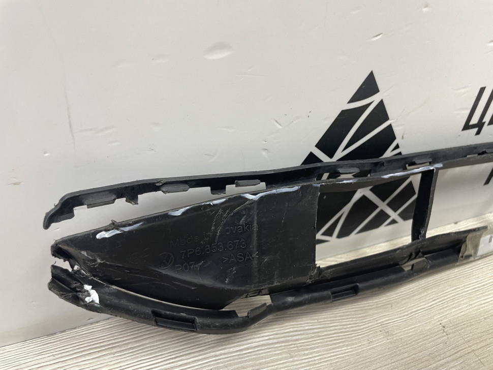 Решётка спойлера Volkswagen Touareg NF с трещиной oem 7p6853673