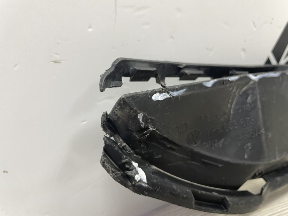 Решётка спойлера Volkswagen Touareg NF с трещиной oem 7p6853673