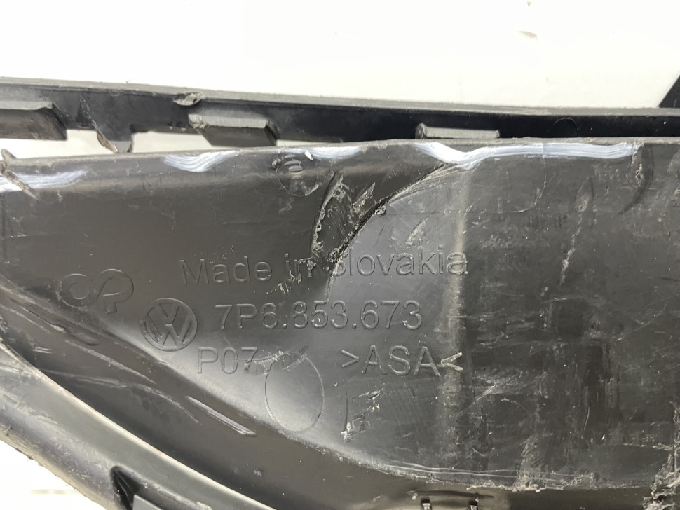 Решётка спойлера Volkswagen Touareg NF с трещиной oem 7p6853673
