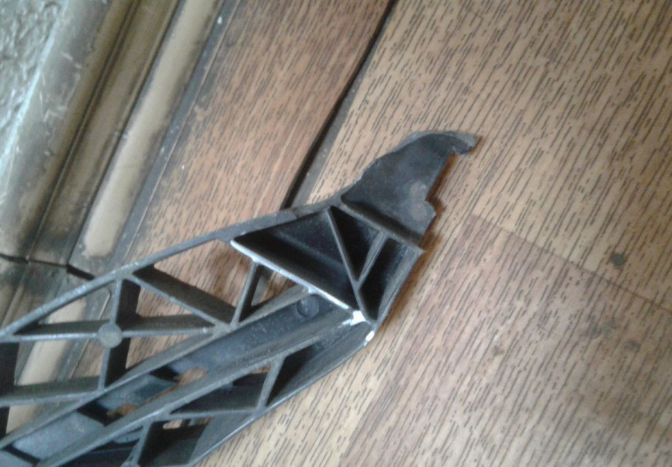 Направляющий профиль переднего бампера Volkswagen Passat B8 oem 3g0807889 (слом часть)