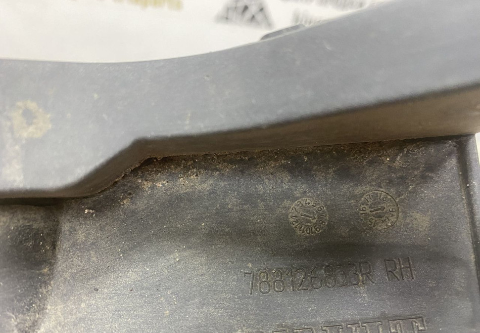 Брызговик задний правый Renault Duster OEM 788126833R Брызговик задний правый Renault Duster OEM 788126833R