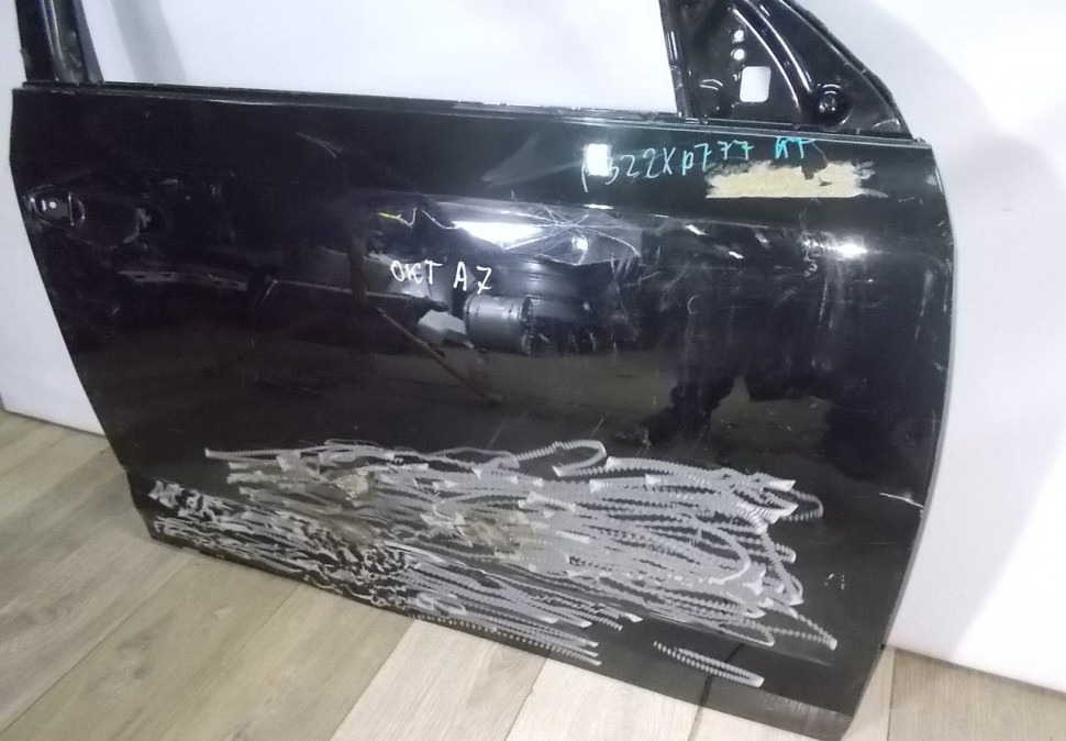 Дверь передняя правая бу Skoda Octavia A7 OEM 5E0831052A