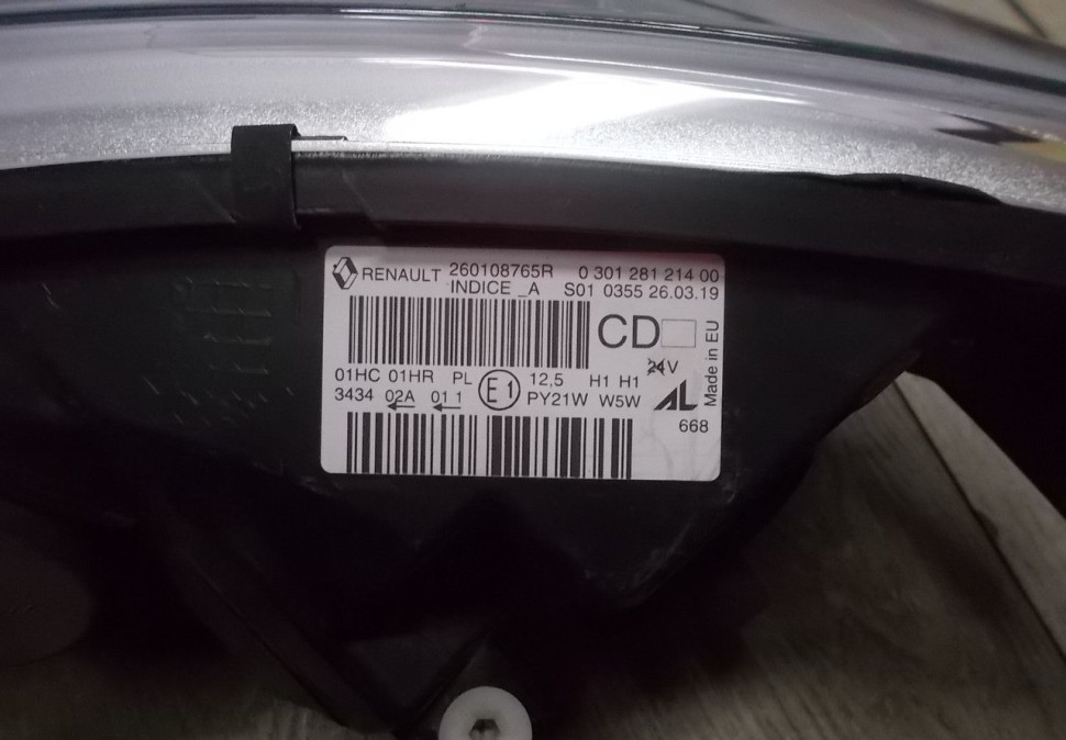 Фара правая бу Renault Kaptur OEM 260108765R