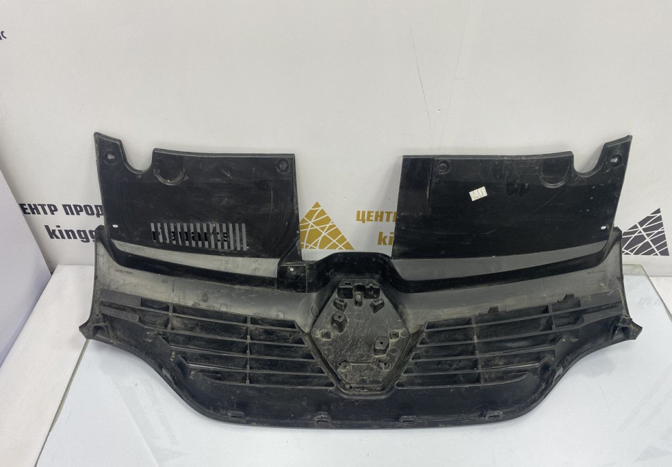Решетка радиатора Renault Logan 2 OEM 623105727R
