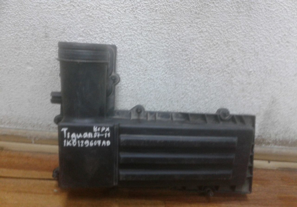 Корпус воздушного фильтра (верх.часть) Volkswagen Tiguan 1 oem 1K0129607ag (07>)