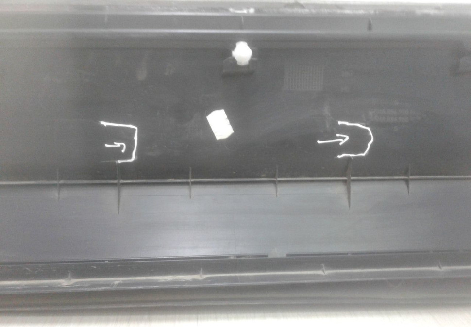 Молдинг двери задний правый Volkswagen Tiguan 2 oem 5NA854950N (слом.2крепл) Молдинг двери задний правый Volkswagen Tiguan 2 oem 5NA854950N (слом.2крепл)