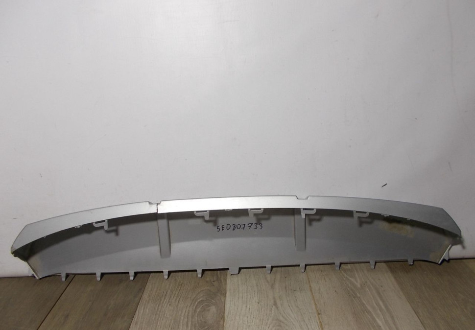 Накладка переднего бампера бу Skoda Octavia A7 Scout OEM 5EU807733