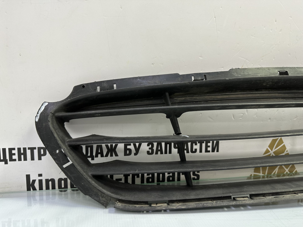 Решетка переднего бампера Hyundai Solaris 1 дорестайлинг OEM 865611R000
