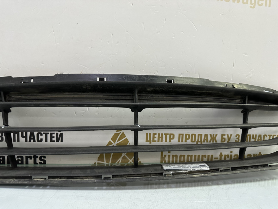 Решетка переднего бампера Hyundai Solaris 1 дорестайлинг OEM 865611R000