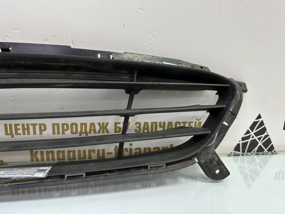 Решетка переднего бампера Hyundai Solaris 1 дорестайлинг OEM 865611R000