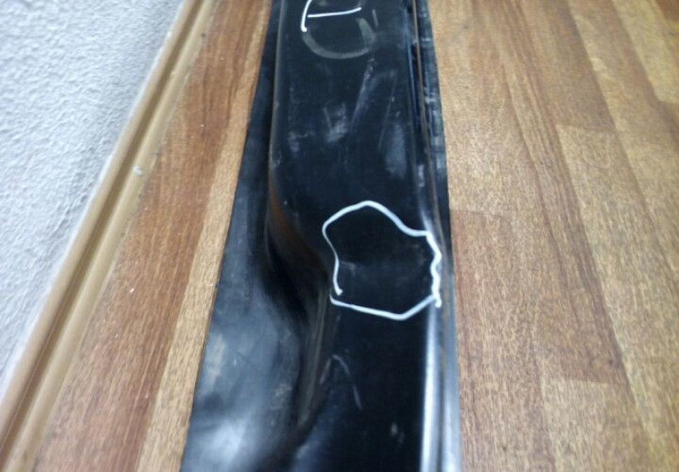 Усилитель заднего бампера Volkswagen Tiguan (вмятина) Усилитель заднего бампера Volkswagen Tiguan (вмятина)