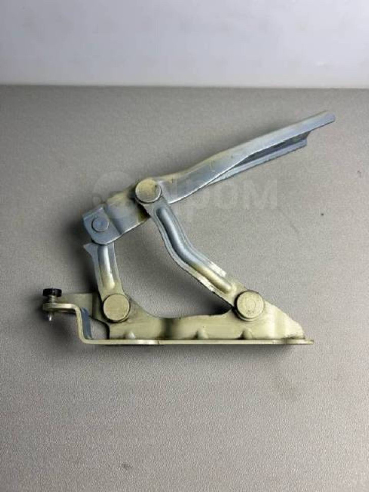 Петля капота правая Skoda Octavia A5