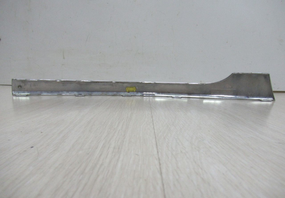 Молдинг заднего бампера правый Volkswagen Touareg 2 oem 7p6853842 Молдинг заднего бампера правый Volkswagen Touareg 2 oem 7p6853842