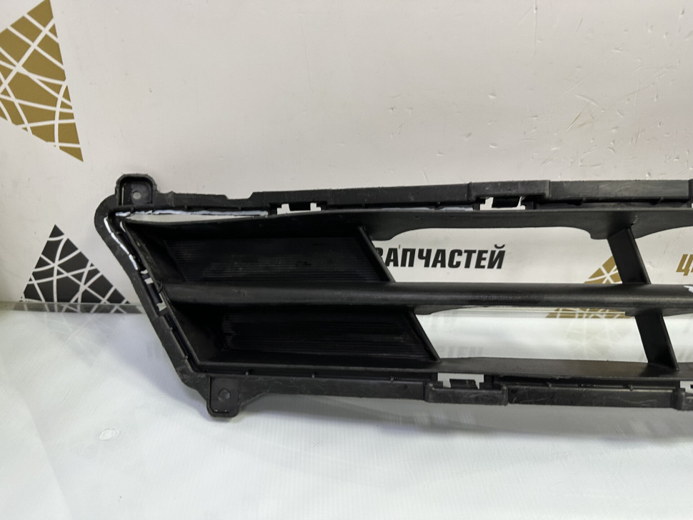 Решетка переднего бампера Hyundai Solaris 1 рестайлинг 2014 OEM 865614L500