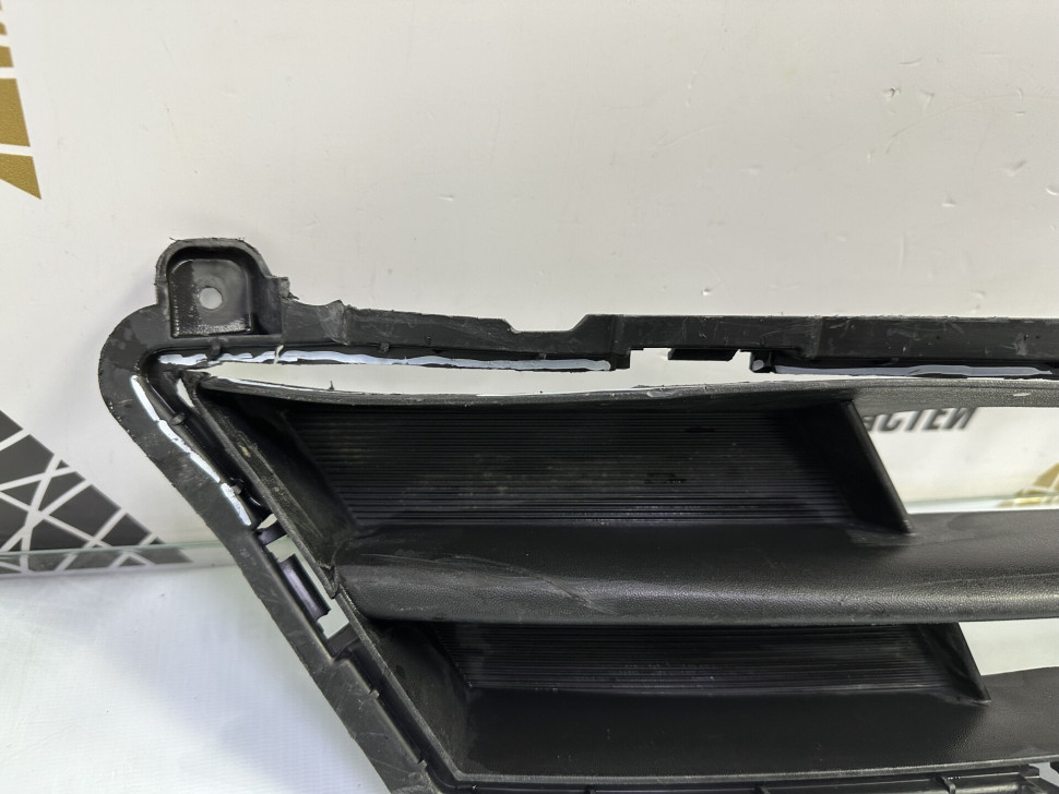 Решетка переднего бампера Hyundai Solaris 1 рестайлинг 2014 OEM 865614L500