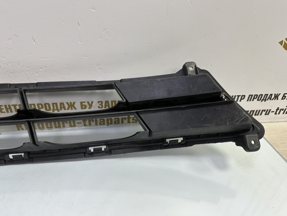Решетка переднего бампера Hyundai Solaris 1 рестайлинг 2014 OEM 865614L500