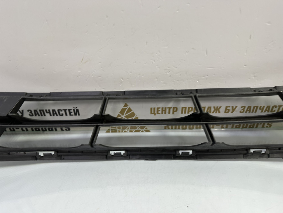 Решетка переднего бампера Hyundai Solaris 1 рестайлинг 2014 OEM 865614L500