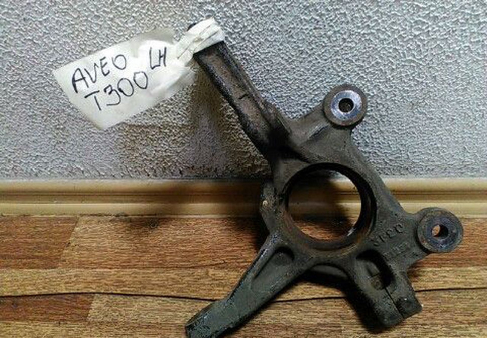 Кулак поворотный левый Chevrolet Aveo T300