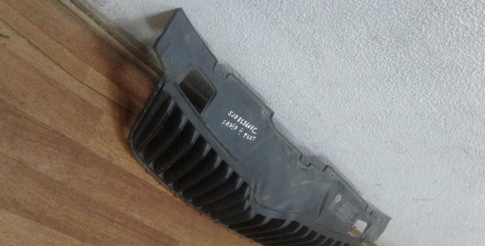 Решетка радиатора бу Skoda Fabia 2 рестайлинг OEM 5J0853668C