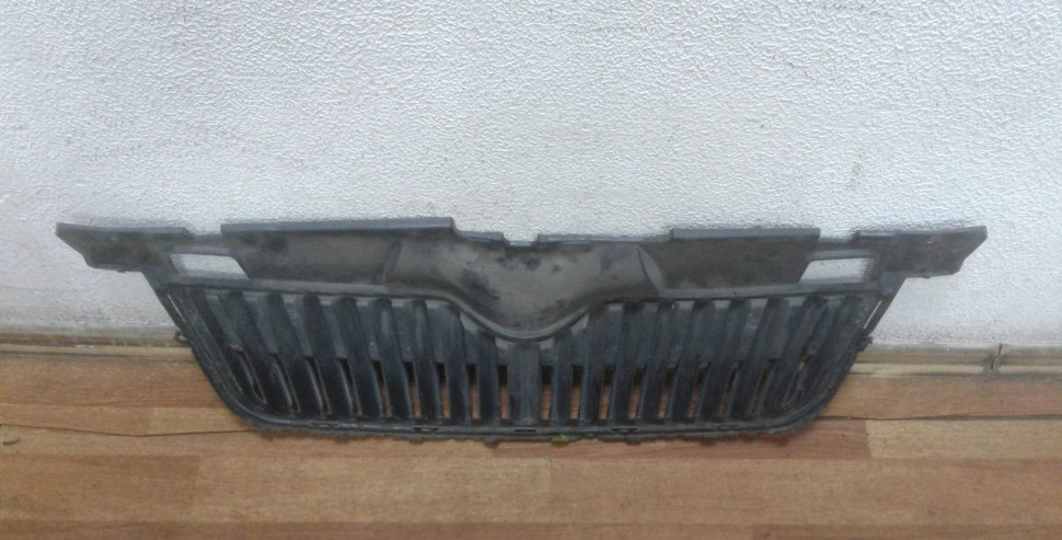 Решетка радиатора бу Skoda Fabia 2 рестайлинг OEM 5J0853668C