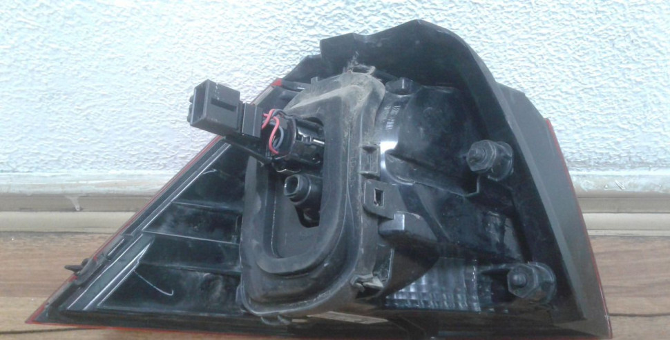 Фонарь правый внешний Volkswagen Golf 7 oem 5g0945096p (скол)