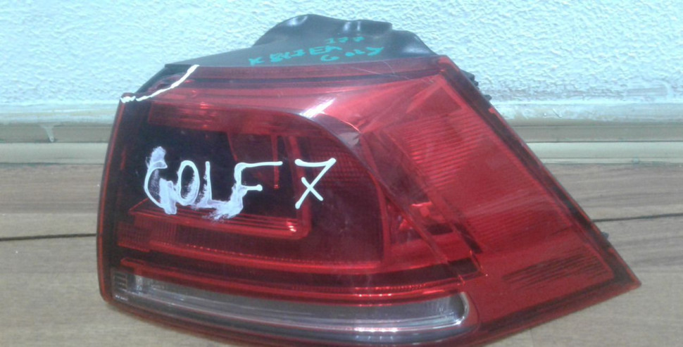 Фонарь правый внешний Volkswagen Golf 7 oem 5g0945096p (скол)