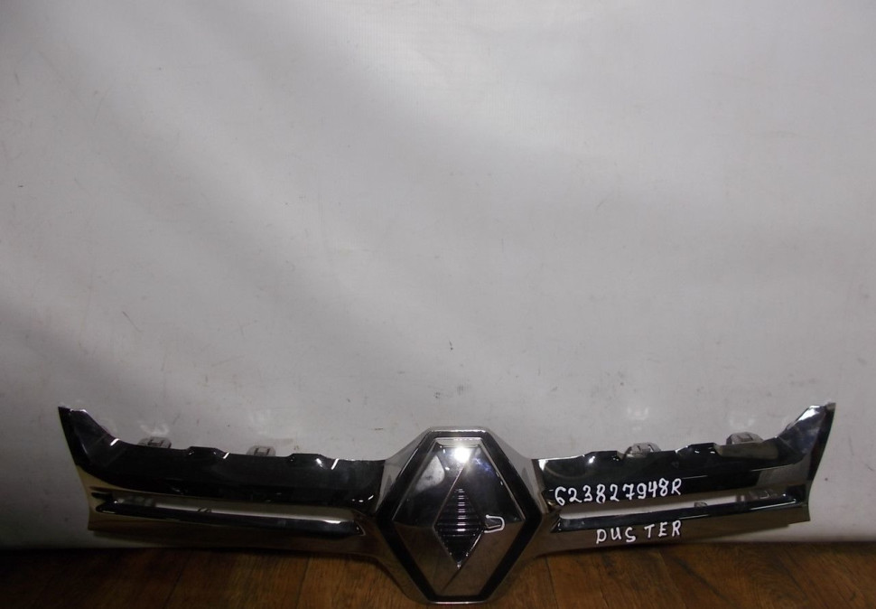 Молдинг решетки радиатора бу Renault Duster OEM 623827948R