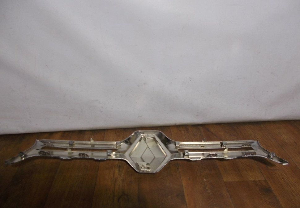 Молдинг решетки радиатора бу Renault Duster OEM 623827948R