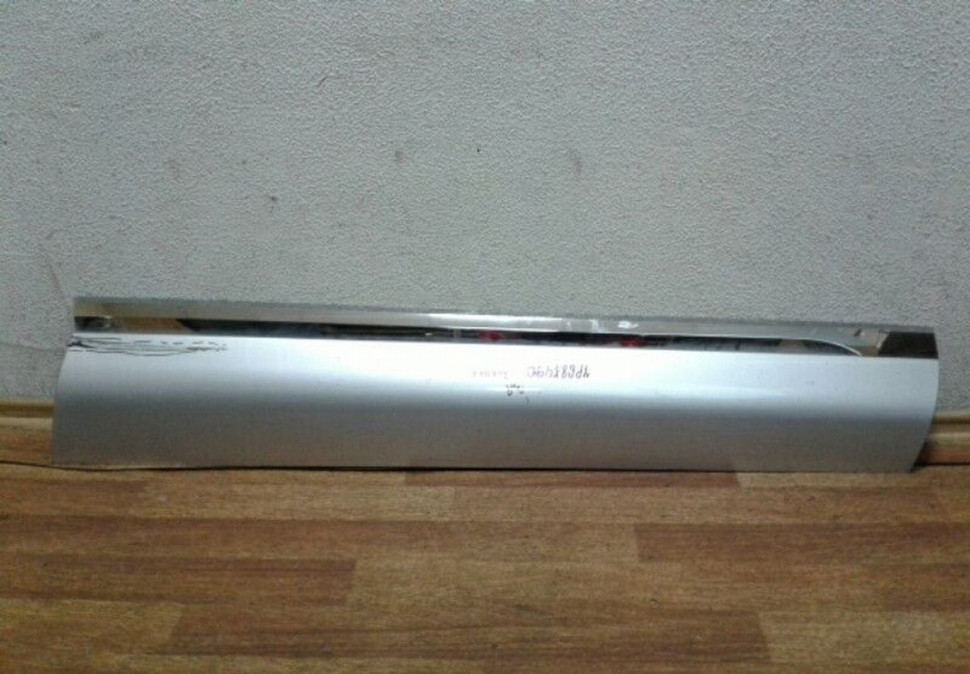 Молдинг двери передний правый Volkswagen Touareg NF Oem 7P6854940 (потертость)