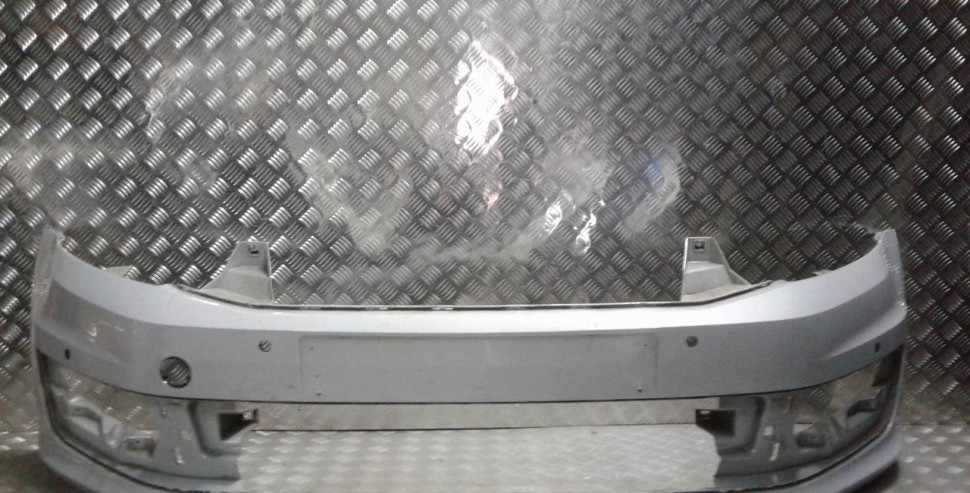 Бампер передний Volkswagen Polo 5 Sedan oem 6RU807221A