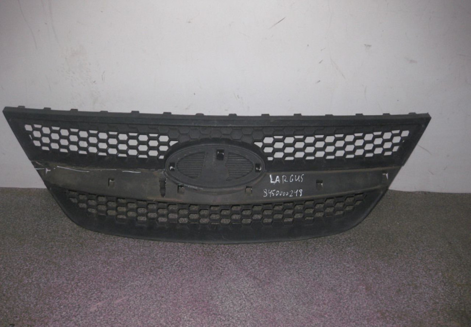 Решетка радиатора Lada Largus (трещина) oem 8450000248 (скл-3)