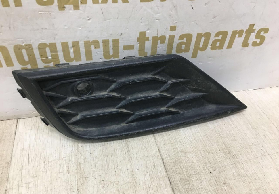 Решетка переднего бампера левая Volkswagen Tiguan 2 дорест 2016  oem 5NA853665A