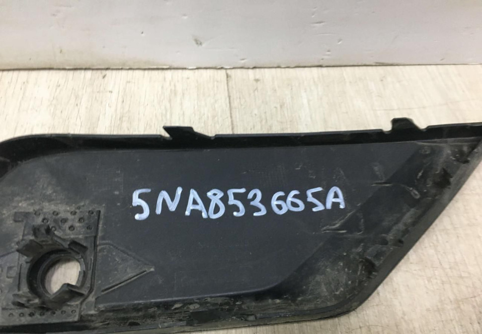 Решетка переднего бампера левая Volkswagen Tiguan 2 дорест 2016  oem 5NA853665A