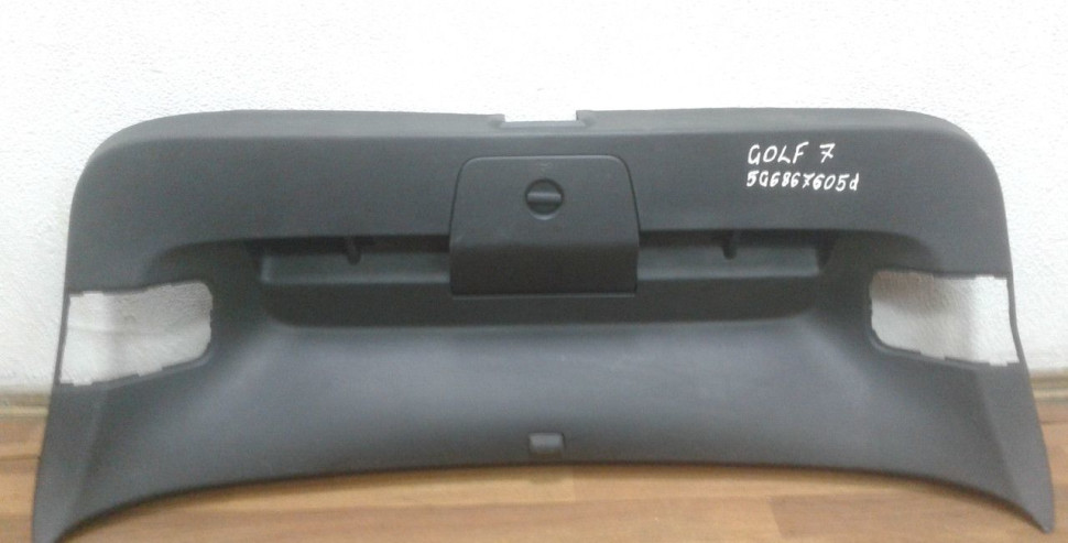 Обивка крышки багажника Volkswagen Golf 7 oem 5g6867605d