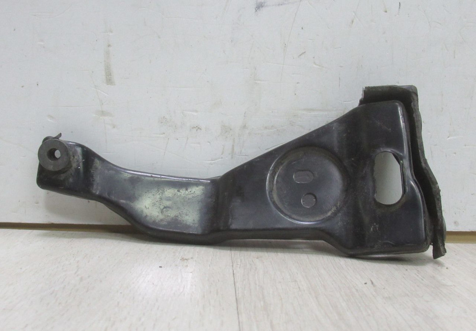 Кронштейн крепления замка капота Volkswagen Jetta 6 oem 5c6805527