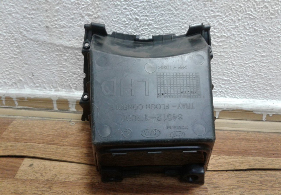 Панель напольной консоли салона Hyundai Solaris (11-17) oem 846121r000