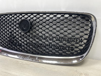 Решетка радиатора  (без хрома) Jaguar F-Pace oem HK83018K28AA ( мал.трещ)